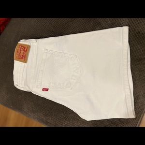 Levi’s White shorts